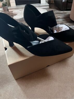 Black Pointed-Toe Low Kitten Heel Pumps - Women's